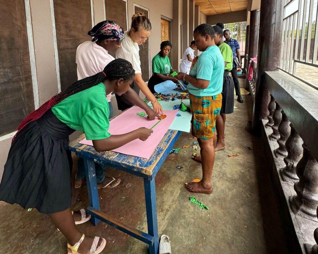 During the training at BWO, there’s also plenty of focus on personal development. Like in this photo: students and teachers are creating mood boards to explore their dreams and talents — guided by an enthusiastic volunteer.